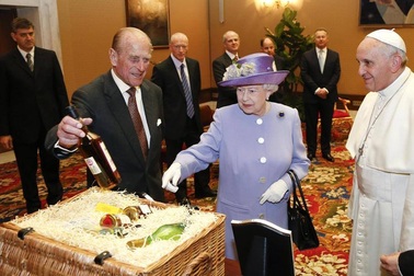 Nữ hoàng Anh được phục vụ thế nào khi du lịch nước ngoài?