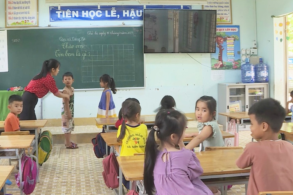 Tăng cường tiếng Việt cho học sinh vùng cao trước năm học mới - 1 Tăng cường tiếng Việt cho học sinh vùng cao trước năm học mới - 1