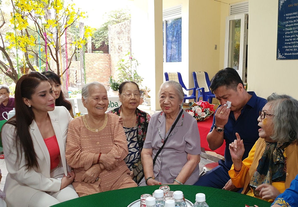 Lý Hùng, Lý Hương bật khóc khi hoàn thành di nguyện của cố NSND Lý Huỳnh - 9 Lý Hùng, Lý Hương bật khóc khi hoàn thành di nguyện của cố NSND Lý Huỳnh - 9