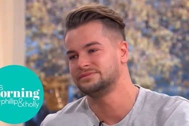 Chris Hughes trả lời phỏng vấn trên truyền hình