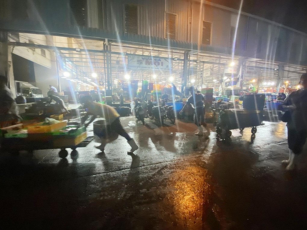 Những đứa trẻ phiêu dạt ở chợ đầu mối - 3 Những đứa trẻ phiêu dạt ở chợ đầu mối - 3