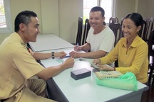 Hà Nội: Thượng úy CSGT nhặt được tiền, trả lại người đánh rơi