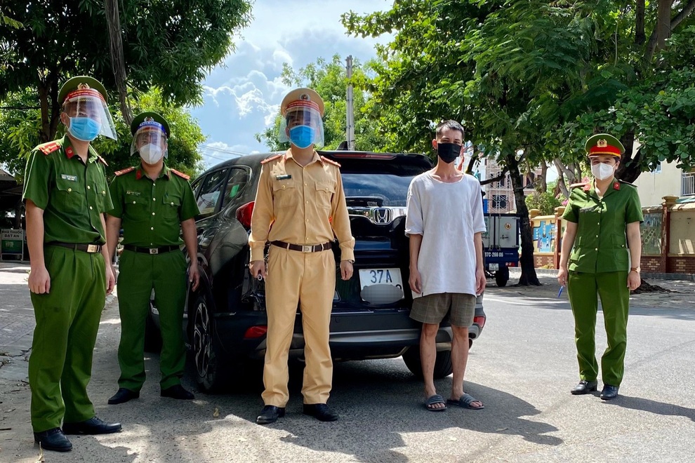 Lái ô tô ra đường, nam thanh niên đối diện mức phạt 42 triệu đồng - 2 Lái ô tô ra đường, nam thanh niên đối diện mức phạt 42 triệu đồng - 2
