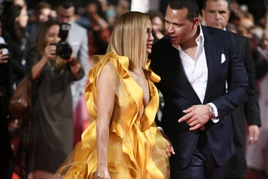 Jennifer Lopez diện váy vàng rực sánh đôi bồ trẻ