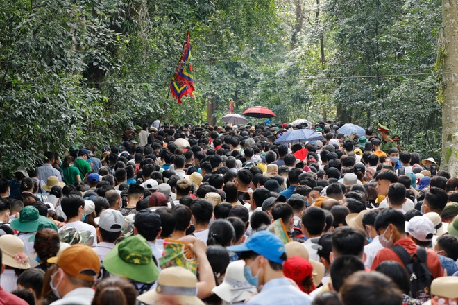 Biển người đổ về lễ hội Đền Hùng trong ngày Quốc Giỗ - 12 Biển người đổ về lễ hội Đền Hùng trong ngày Quốc Giỗ - 12