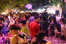 Giới trẻ “mướt mồ hôi” chen chân chơi Trung thu