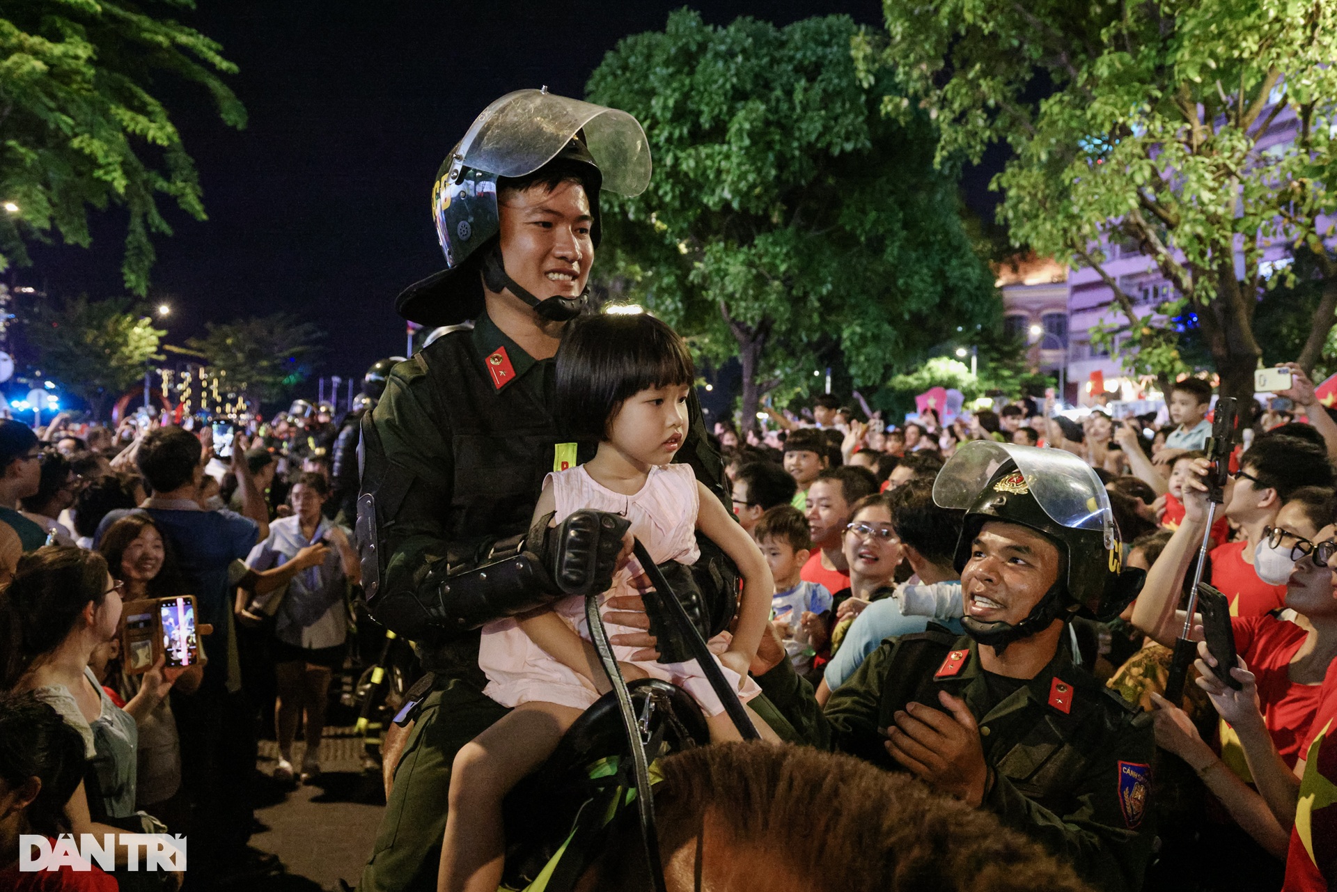 34 kỵ binh diễu hành, giao lưu với người dân trên phố đi bộ Nguyễn Huệ - 11 34 kỵ binh diễu hành, giao lưu với người dân trên phố đi bộ Nguyễn Huệ - 11