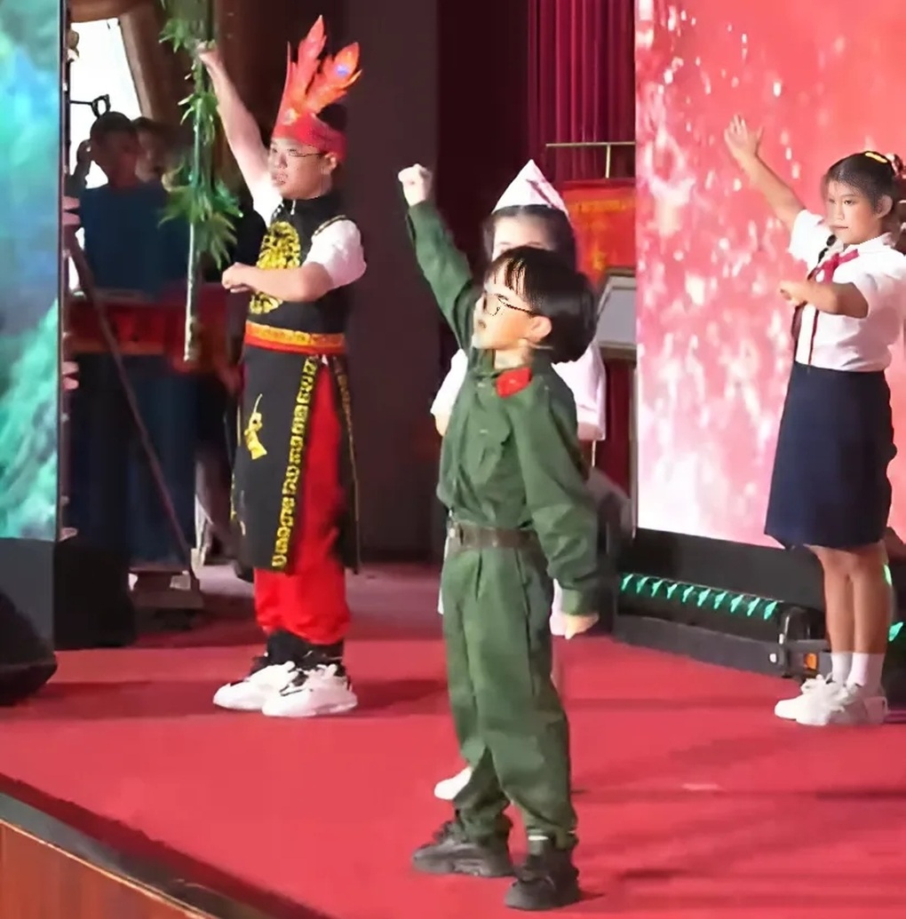 Em bé chất xúc động khi được biểu diễn tại Hội trường Thống Nhất - 1 Em bé chất xúc động khi được biểu diễn tại Hội trường Thống Nhất - 1