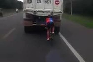 Rùng mình người đàn ông đi xe đạp bám sát đuôi xe tải để tránh gió