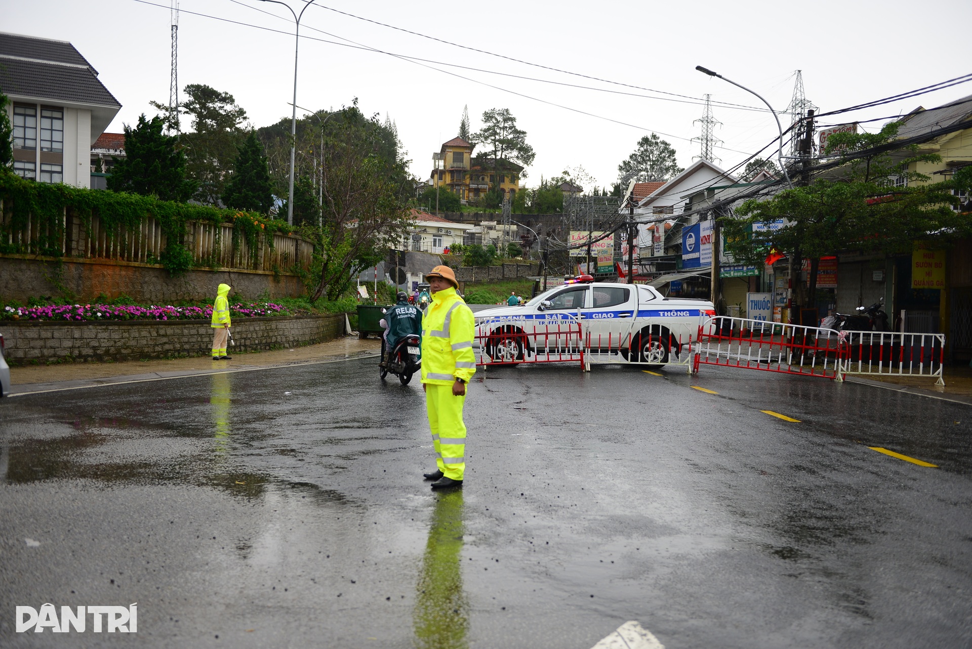 Đèo Mimosa bị “xé đôi”, giao thông cửa ngõ Đà Lạt tê liệt - 10 Đèo Mimosa bị “xé đôi”, giao thông cửa ngõ Đà Lạt tê liệt - 10