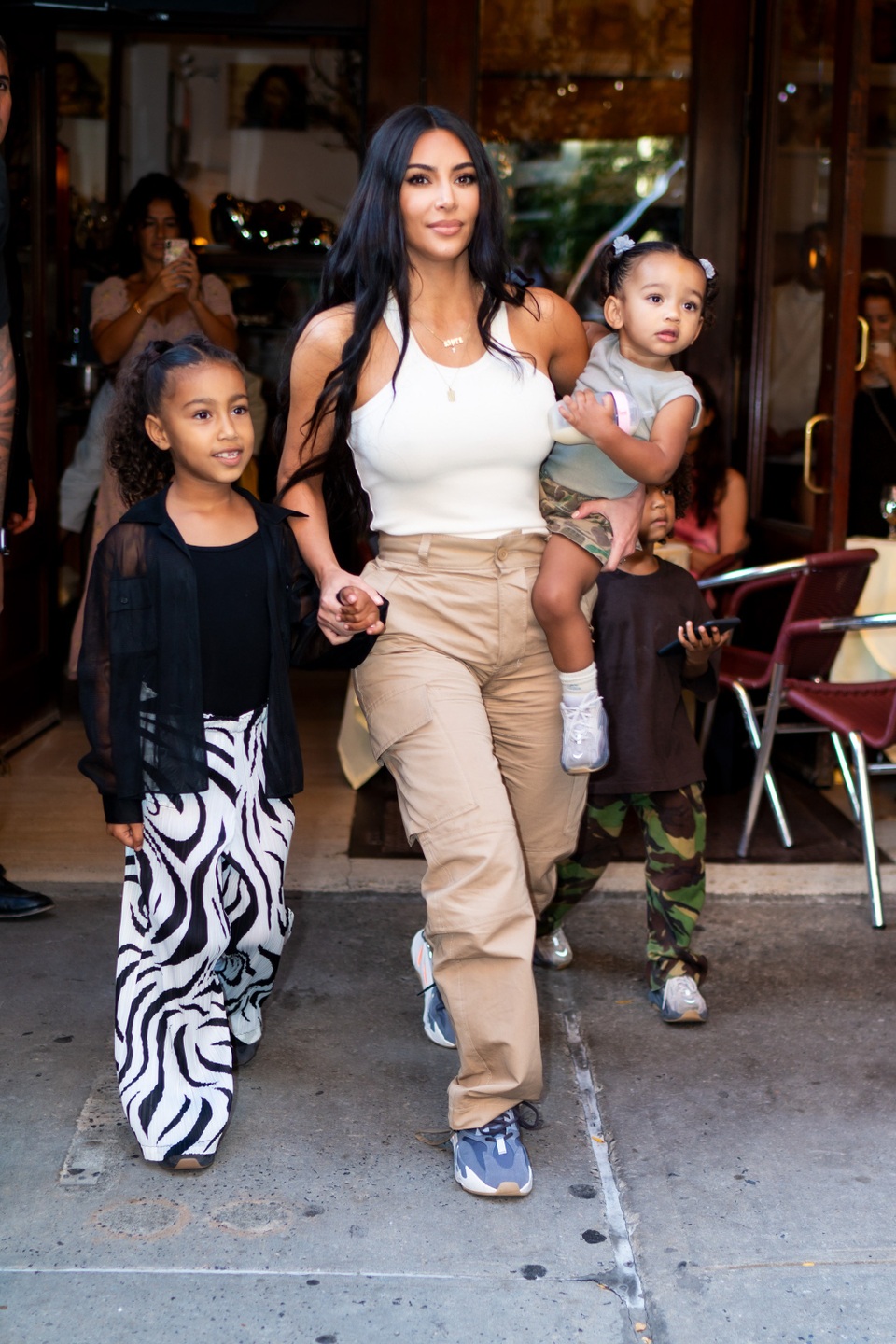 Kim Kardashian bị chỉ trích khi khoe tranh con vẽ - 5 Kim Kardashian bị chỉ trích khi khoe tranh con vẽ - 5