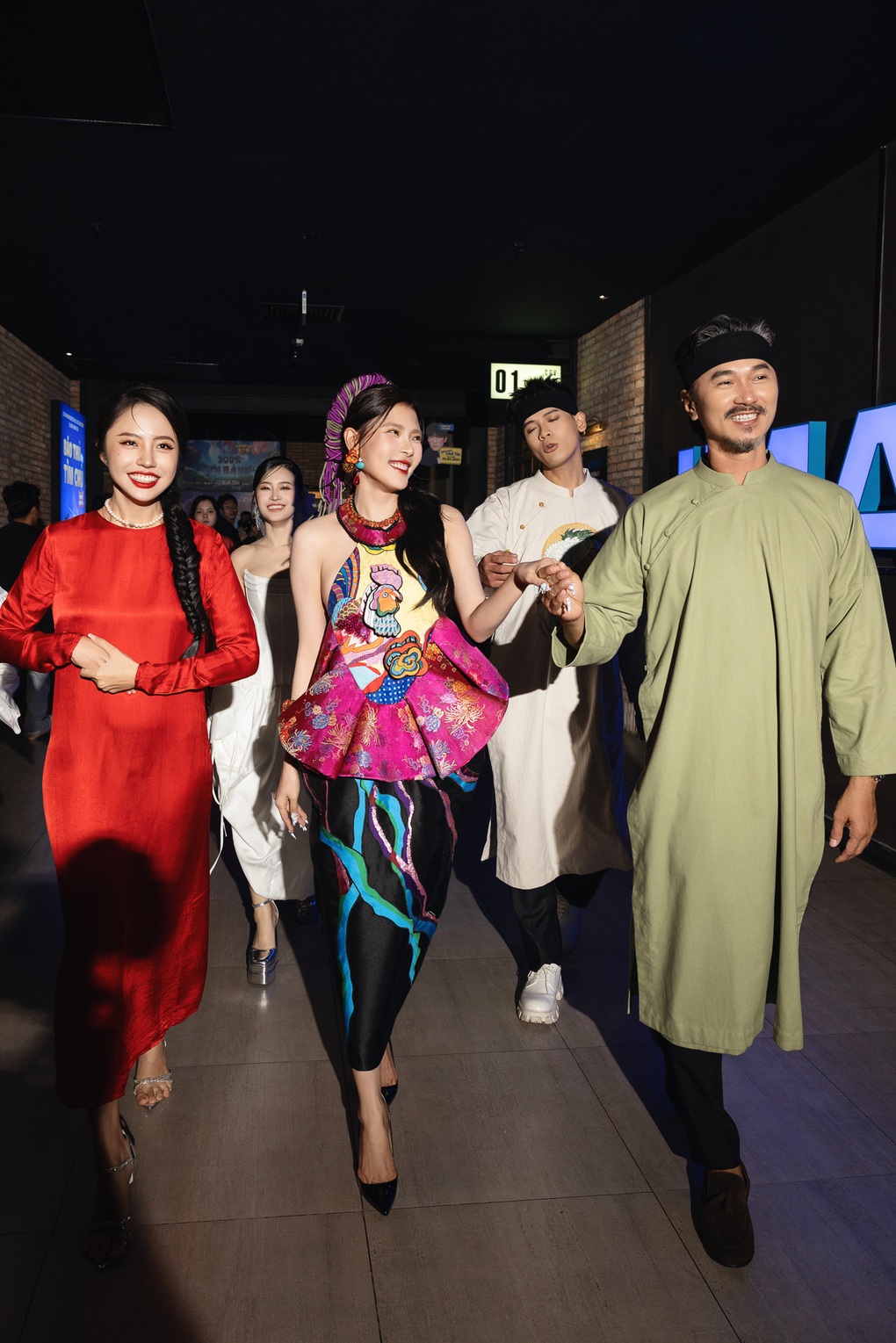 Thúy Diễm được Lương Thế Thành chỉnh váy trên thảm đỏ phim Cám - 4 Thúy Diễm được Lương Thế Thành chỉnh váy trên thảm đỏ phim Cám - 4