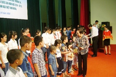 Phó Chủ tịch nước Nguyễn Thị Doan trao học bổng đến học sinh Hà Nam