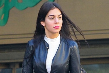 Bạn gái C.Ronaldo tự hào với xuất thân bình thường