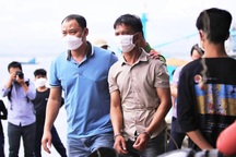 Thực nghiệm hiện trường vụ bé gái 5 tuổi bị cha ruột ném xuống sông