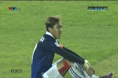 Việt Nam - Campuchia: Đình Luật nhận thẻ đỏ ở phút 7