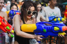 Cô gái hoảng sợ bị nhóm thanh niên quấy rối tình dục trong lễ hội té nước