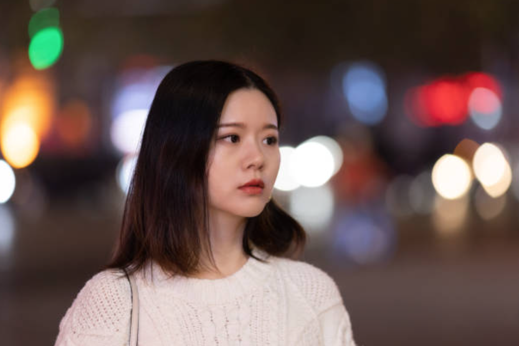 Chồng bảo đi câu cá nhưng tôi lại bắt gặp anh câu cá trên bờ - 1 Chồng bảo đi câu cá nhưng tôi lại bắt gặp anh câu cá trên bờ - 1