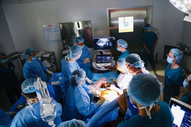 Khoảnh khắc bác sĩ vỡ òa trong ca thông tim bào thai đặc biệt ở TPHCM