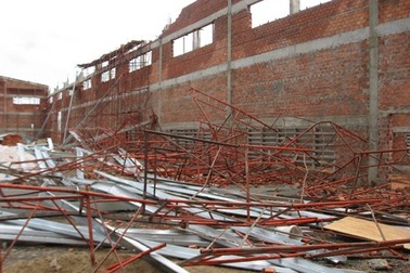 Sập giàn giáo, 14 công nhân bị thương