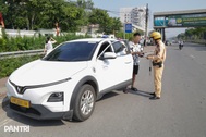 Dừng đỗ, đón trả khách gần cổng bệnh viện, loạt tài xế taxi bị xử phạt