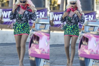 70 tuổi, người mẫu Angelyne vẫn mặc váy siêu ngắn