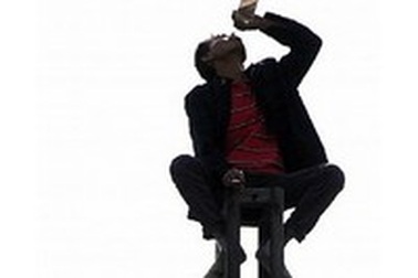 Thất tình, trèo lên cột điện cao thế ngồi uống rượu