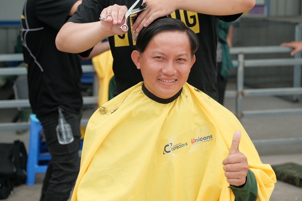 Nụ cười ấm áp trên công trường xây dựng những ngày cận Tết - 4 Nụ cười ấm áp trên công trường xây dựng những ngày cận Tết - 4