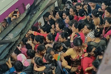 Du khách "ngạt thở" khi trải nghiệm đi tàu ở Ấn Độ giờ cao điểm
