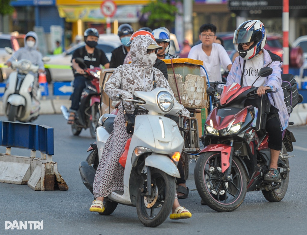 Giao thông hỗn loạn vì lô cốt trên đường Nguyễn Trãi - 9 Giao thông hỗn loạn vì lô cốt trên đường Nguyễn Trãi - 9