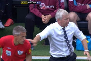 Xô ngã trợ lý trọng tài, HLV của Newcastle bị FA điều tra