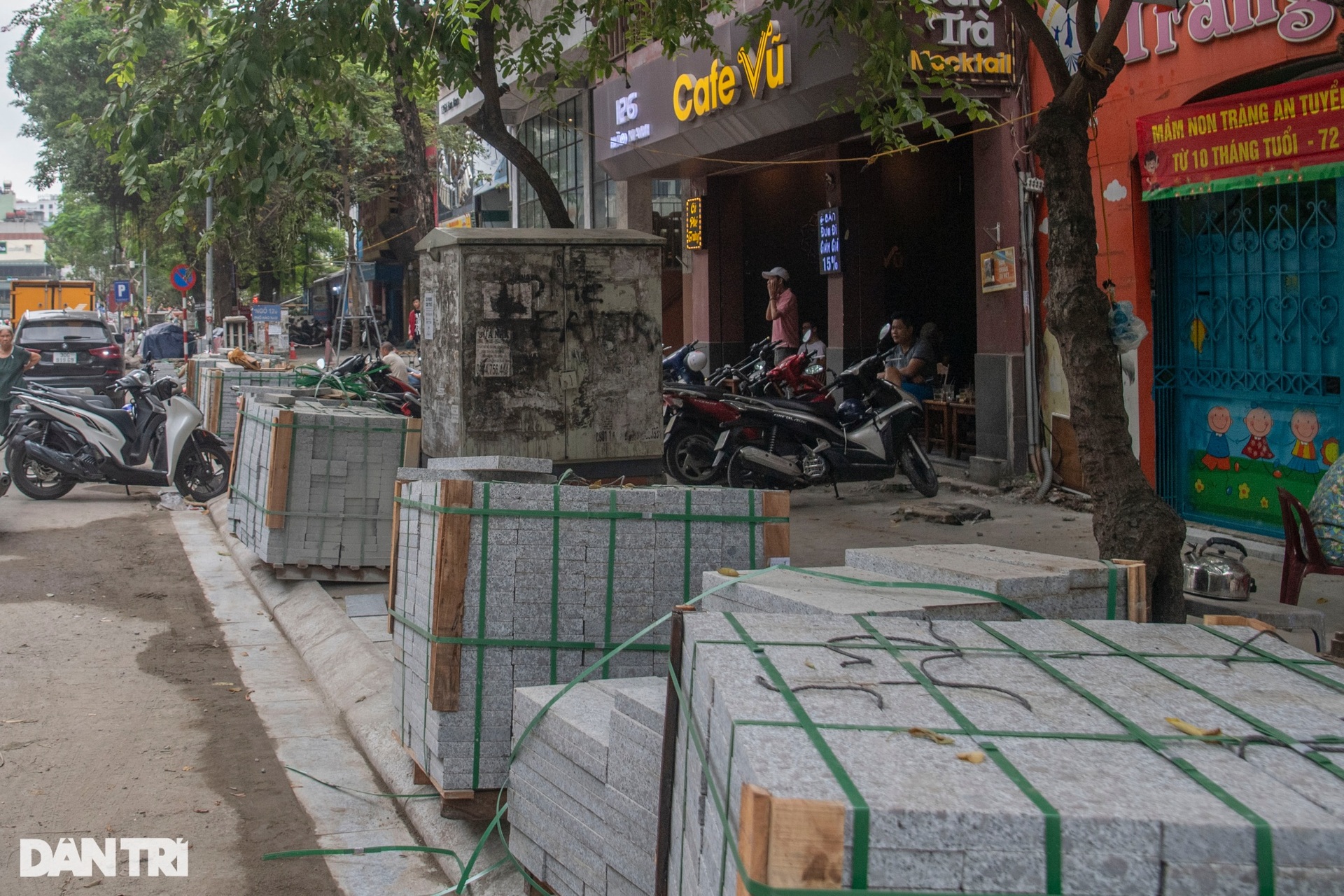 Hà Nội: Chủ kinh doanh mặt phố ngao ngán vì mùa đào xới vỉa hè lại tới - 3 Hà Nội: Chủ kinh doanh mặt phố ngao ngán vì mùa đào xới vỉa hè lại tới - 3