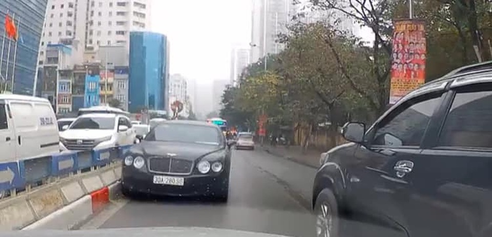 Tài xế điều khiển xe sang Bentley đi ngược chiều trên phố bị tước bằng lái 2 tháng - 1 Tài xế điều khiển xe sang Bentley đi ngược chiều trên phố bị tước bằng lái 2 tháng - 1