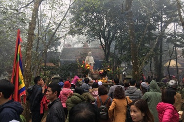 Hàng vạn du khách hành hương về huyệt đạo thiêng dự lễ “mở cổng trời”