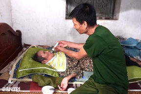 Xót cảnh con trai mắc bệnh thần kinh gồng mình chăm mẹ liệt giường