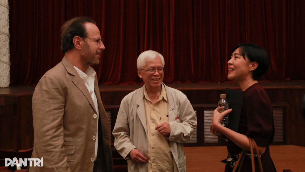 Khán giả vây kín, xin chữ ký nhà văn Marc Levy khi đi xem kịch ở TPHCM - 4