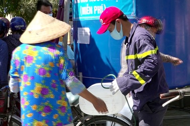 Dùng xe cứu hỏa chở nước “giải khát” cho người dân Bến Tre