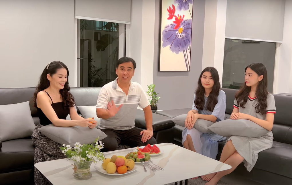 Quyền Linh sống mộc mạc, chăm cây, trồng hoa trong biệt thự 21 tỷ đồng - 1 Quyền Linh sống mộc mạc, chăm cây, trồng hoa trong biệt thự 21 tỷ đồng - 1