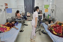 Hà Nội: 12 học sinh nhập viện sau khi uống nước ngọt miễn phí ở cổng trường