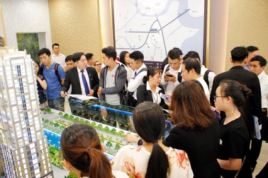 Hàng trăm khách hàng nô nức tham dự lễ khai trương nhà mẫu Southgate Tower