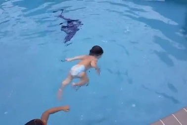 Em bé với kỹ năng bơi lội khiến nhiều người phải kinh ngạc