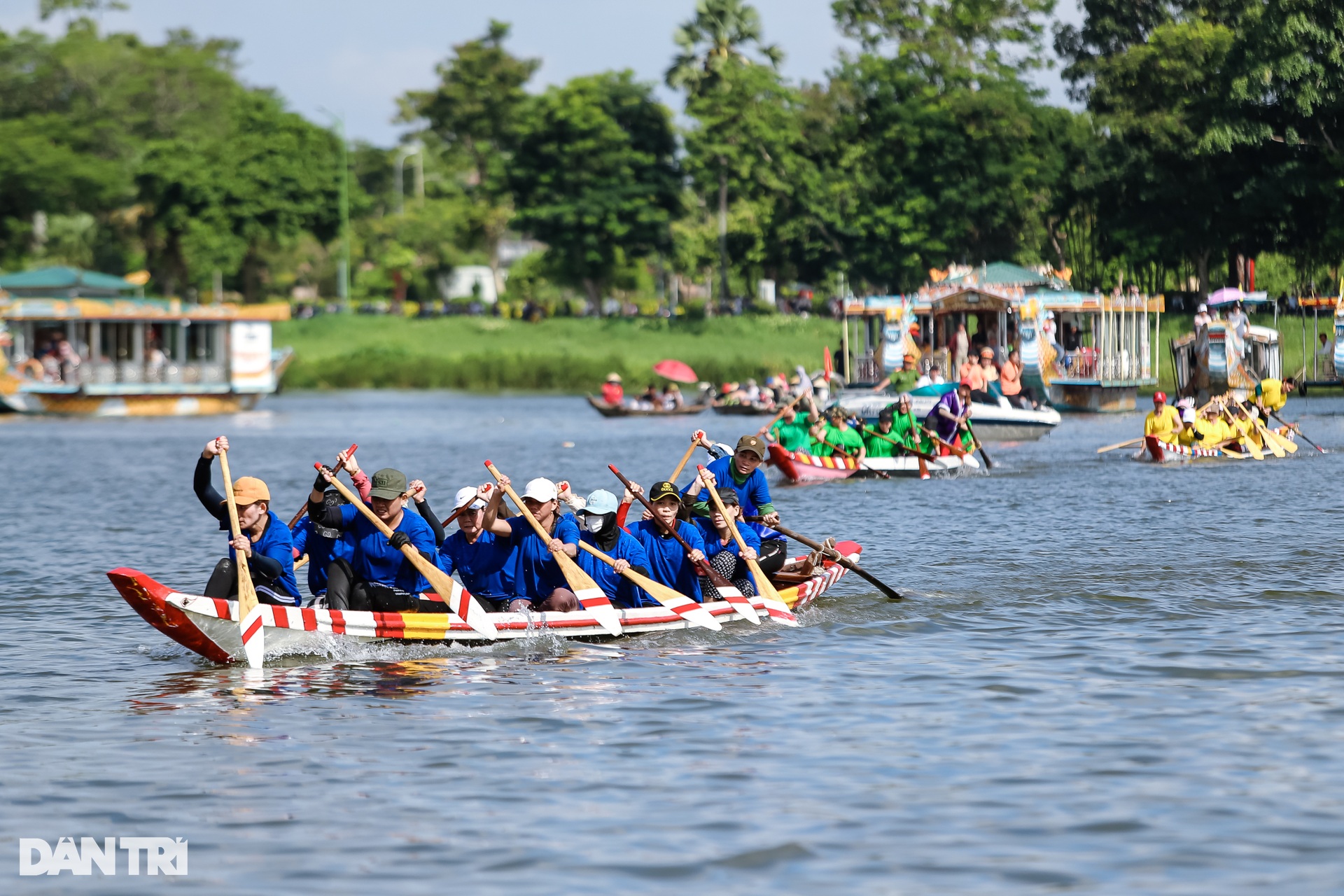 Nghẹt thở cảnh đua ghe truyền thống trên Sông Hương - 5 Nghẹt thở cảnh đua ghe truyền thống trên Sông Hương - 5