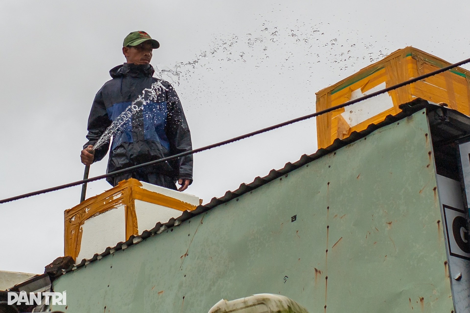 Người dân Cửa Đại chằng chống nhà cửa trước bão Kalmaegi - 4