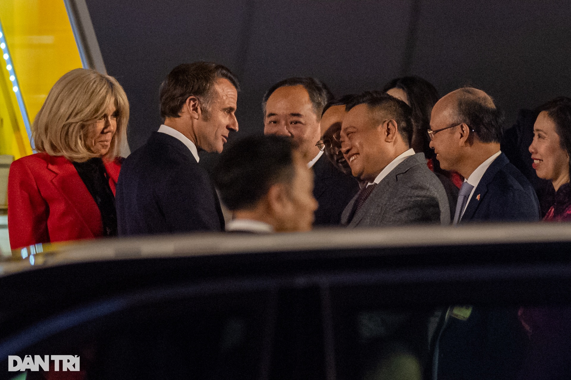 Hình ảnh Tổng thống Pháp Emmanuel Macron cùng Phu nhân tại sân bay Nội Bài - 5 Hình ảnh Tổng thống Pháp Emmanuel Macron cùng Phu nhân tại sân bay Nội Bài - 5