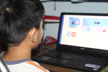 Phụ huynh lo lắng vì con chập chững bước vào lớp 1 phải học trực tuyến