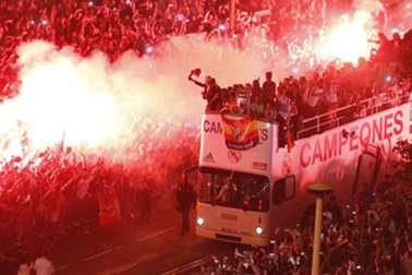 Thành Madrid “rực cháy” chào đón những người hùng