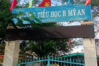 Kỷ luật hiệu trưởng gửi ảnh khỏa thân để "dọa" bạn gái