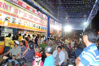 Chen chân "săn" hàng khuyến mãi tại siêu thị Nguyễn Kim