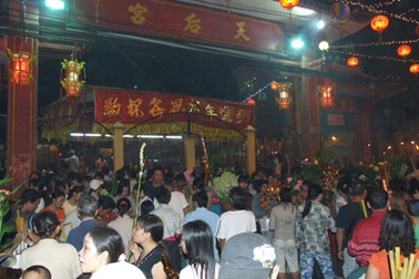 Đêm trắng tại chùa Bà Bình Dương