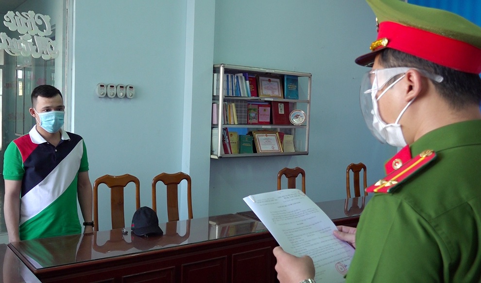 Nam thanh niên đâm trọng thương người khác chỉ vì một cái nhìn - 1 Nam thanh niên đâm trọng thương người khác chỉ vì một cái nhìn - 1